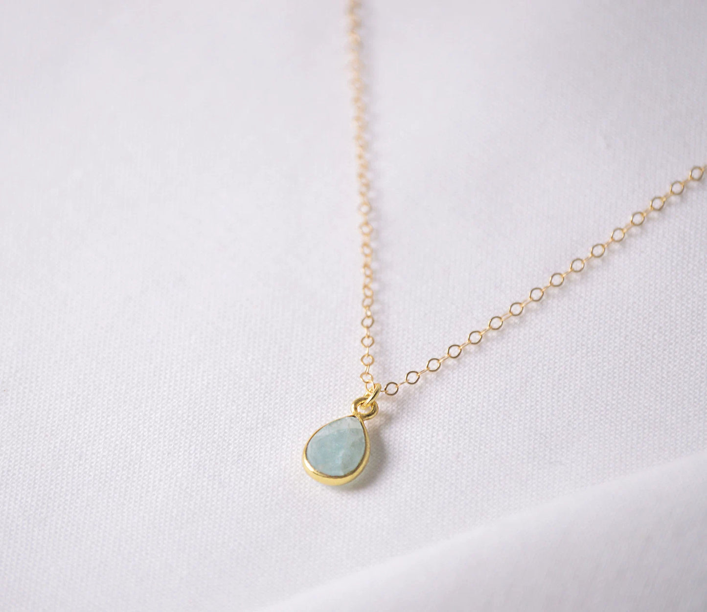 Zarte Goldkette mit echtem Aquamarin