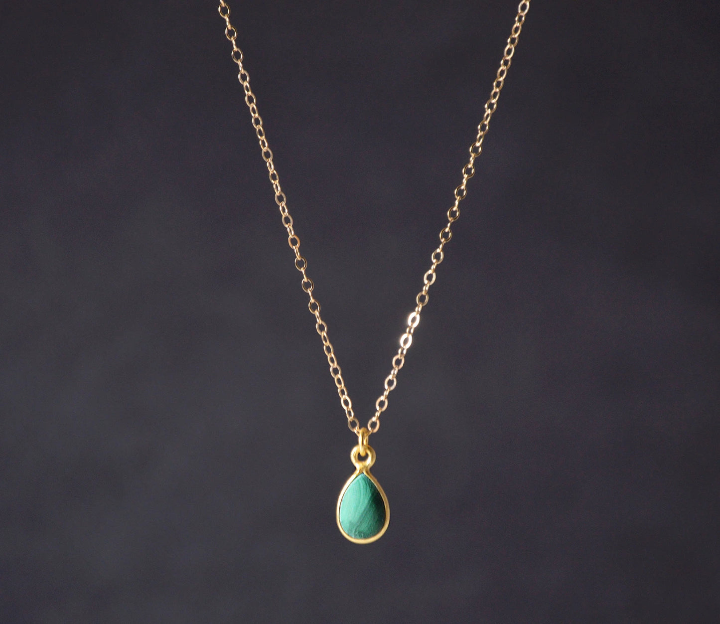 Zarte Goldkette mit Malachit-Anhänger