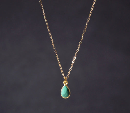 Zarte Goldkette mit Malachit-Anhänger