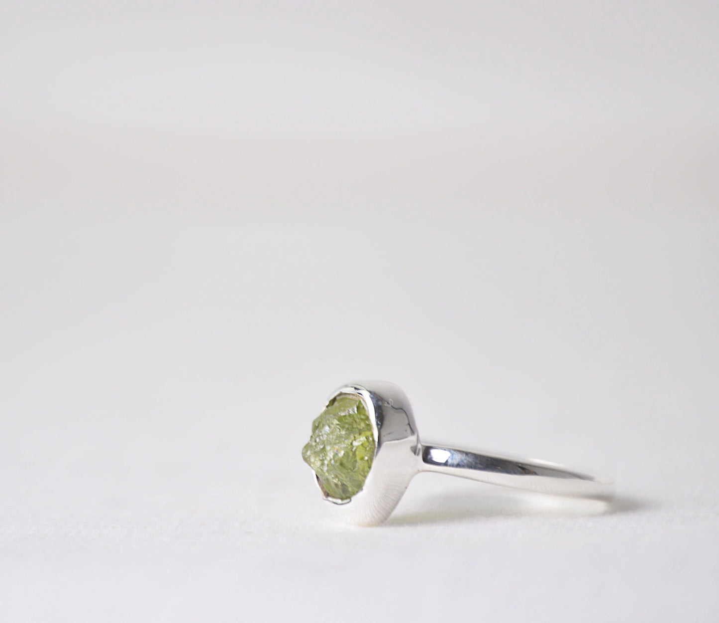 August Edelsteinringe – Peridot Schmuck