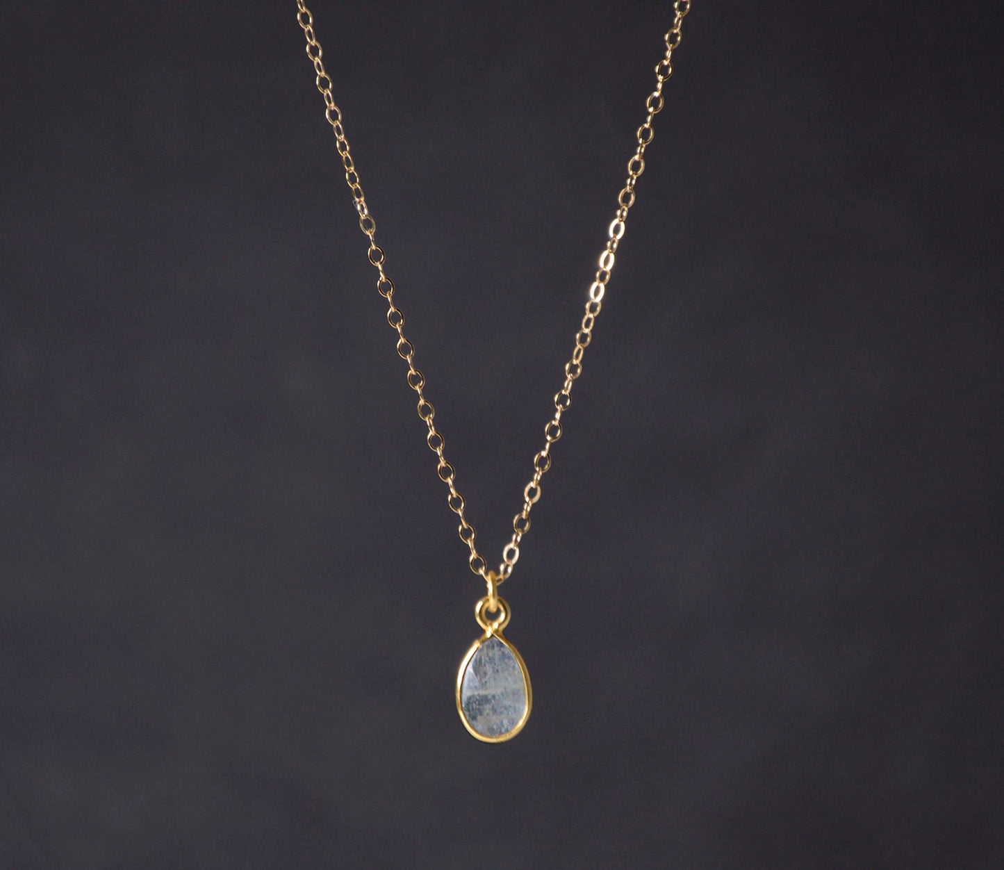 Zarte Goldkette mit echtem Aquamarin