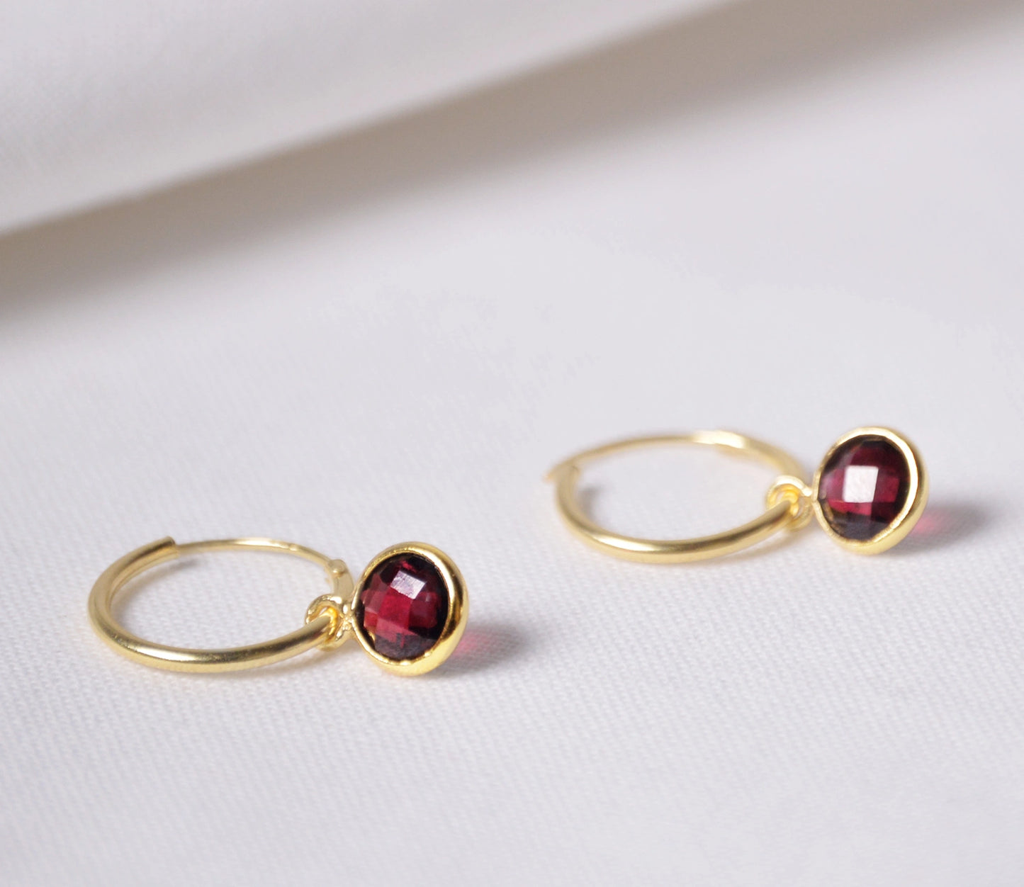 Natürliche Granat-Gold-Creolen | Minimalistischer Schmuck