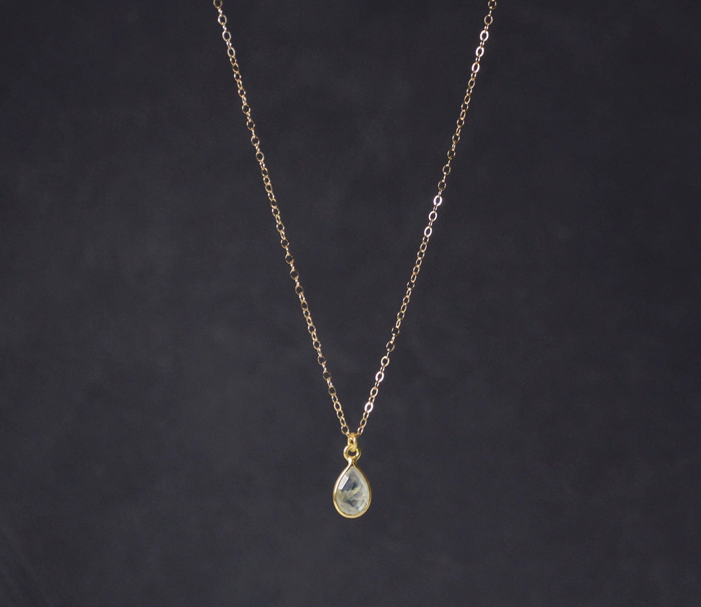 Gold Kette mit handgefertigtem Prehnit Anhänger | Für Sie
