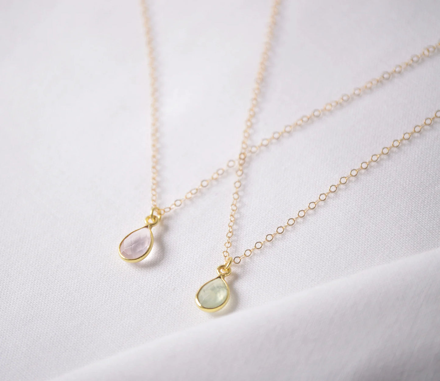 Gold Kette mit handgefertigtem Prehnit Anhänger | Für Sie