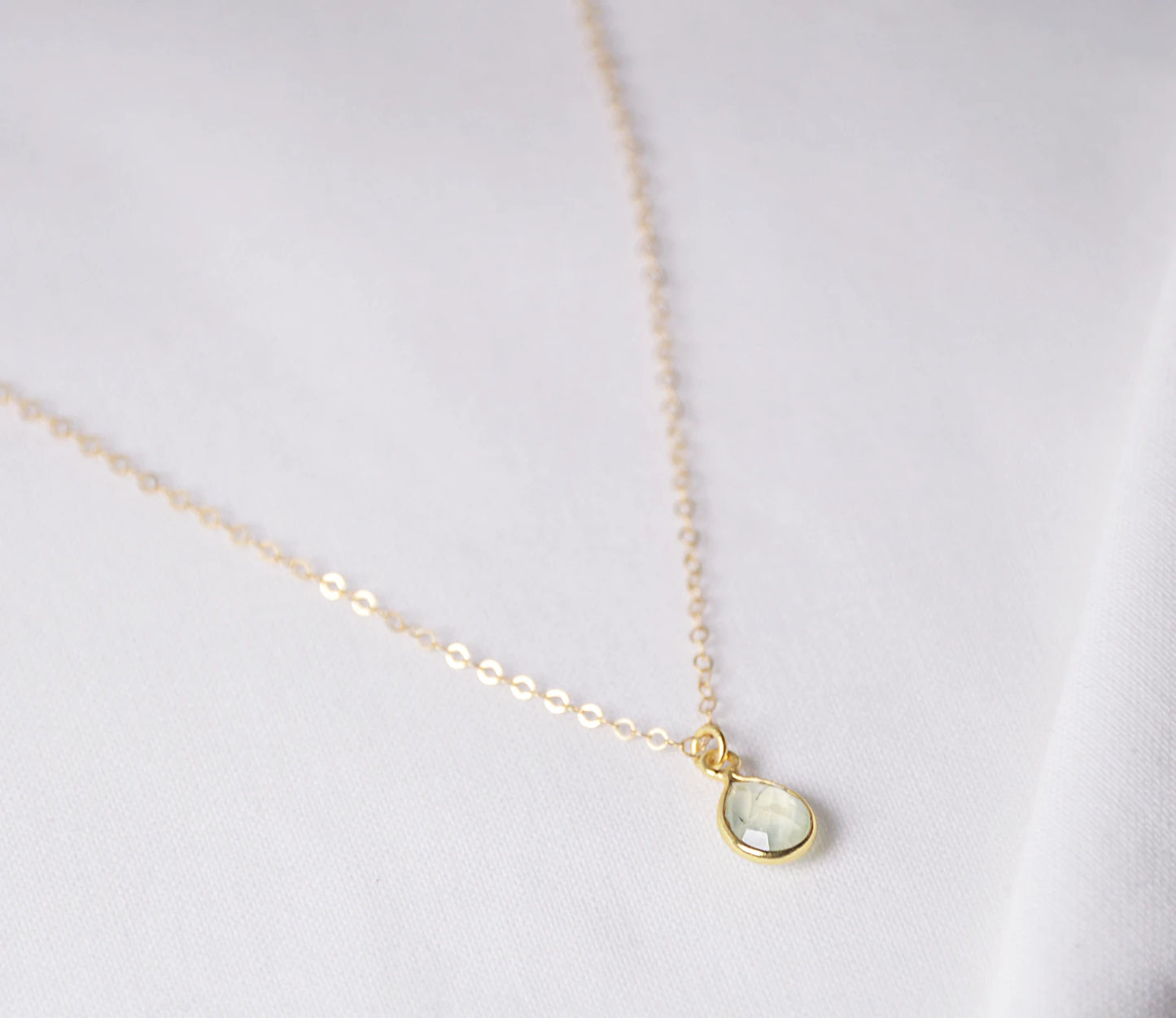 Gold Kette mit handgefertigtem Prehnit Anhänger | Für Sie