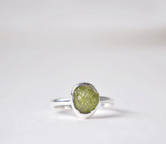 August Edelsteinringe – Peridot Schmuck