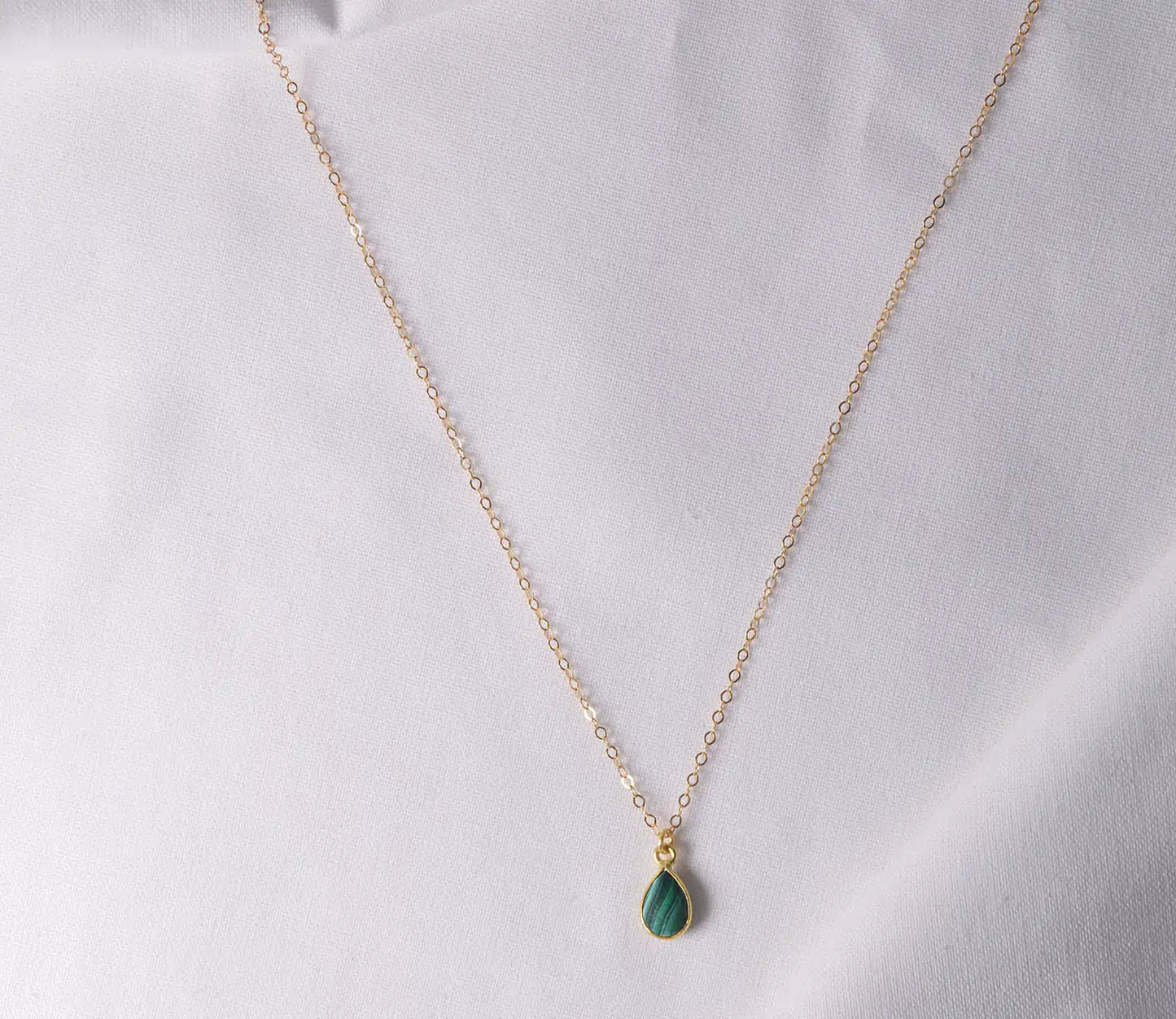 Zarte Goldkette mit Malachit-Anhänger