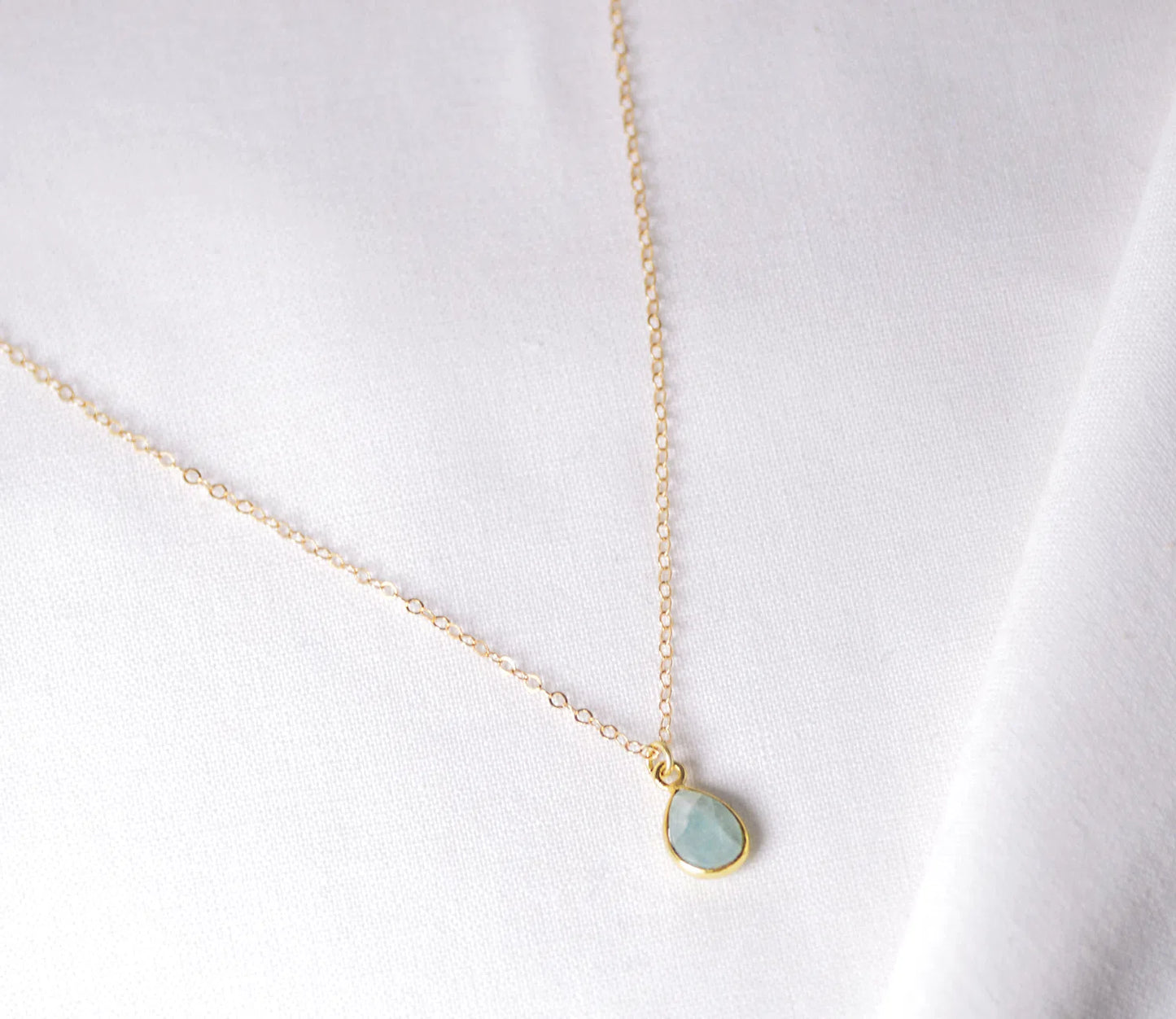 Zarte Goldkette mit echtem Aquamarin