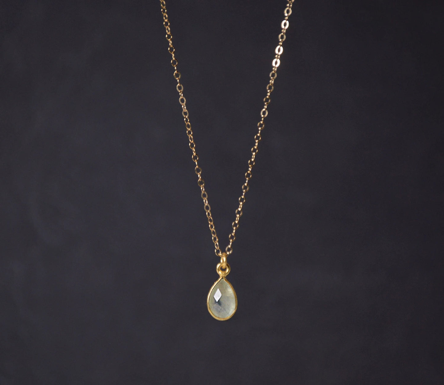 Gold Kette mit handgefertigtem Prehnit Anhänger | Für Sie