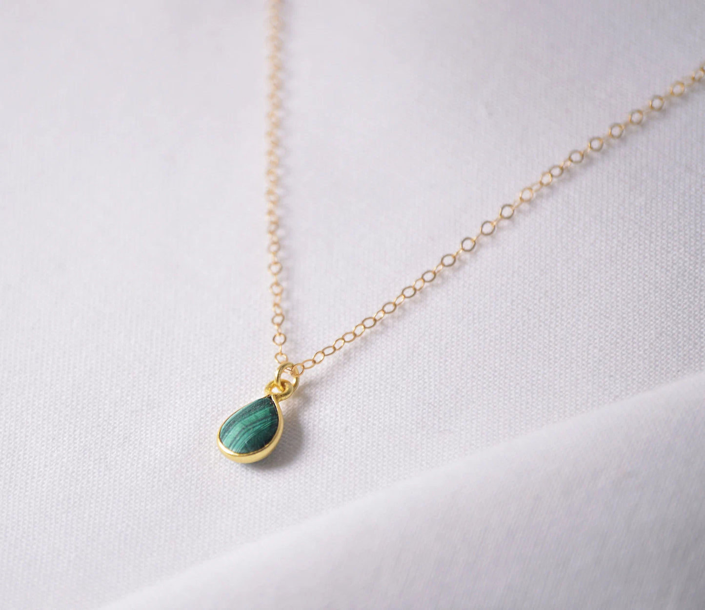 Zarte Goldkette mit Malachit-Anhänger