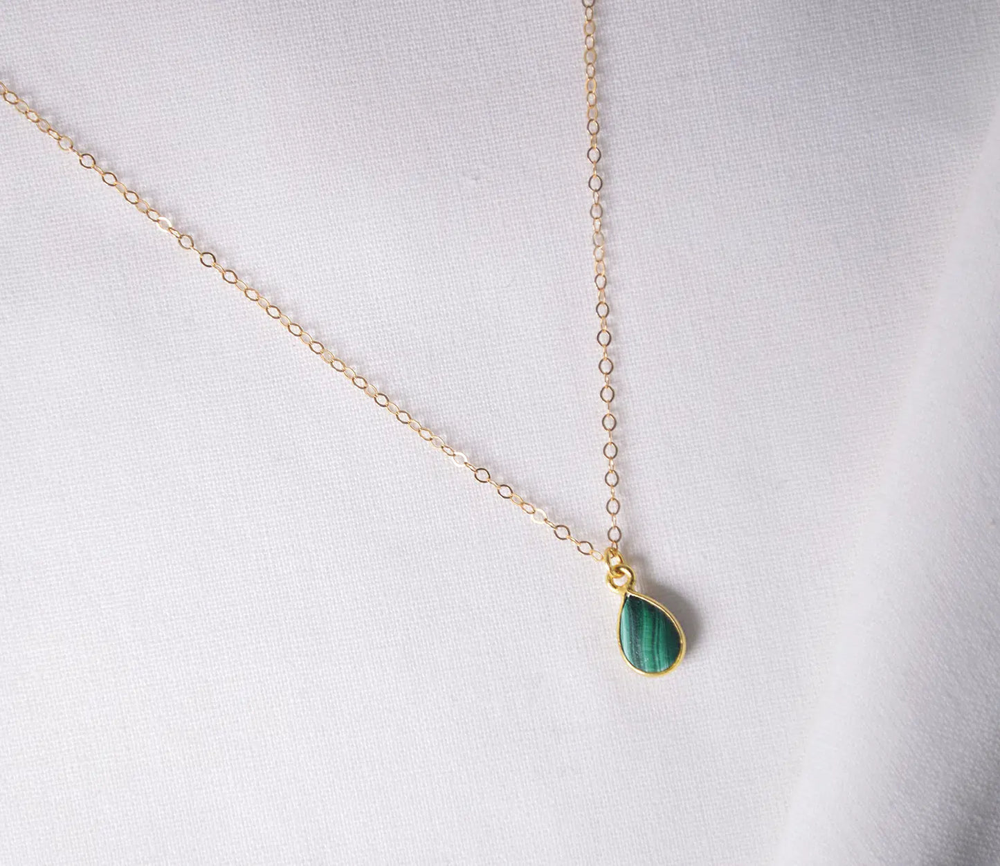 Zarte Goldkette mit Malachit-Anhänger