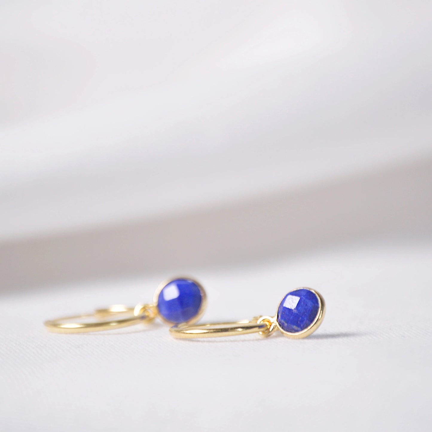 Kleine Creolen aus Lapislazuli