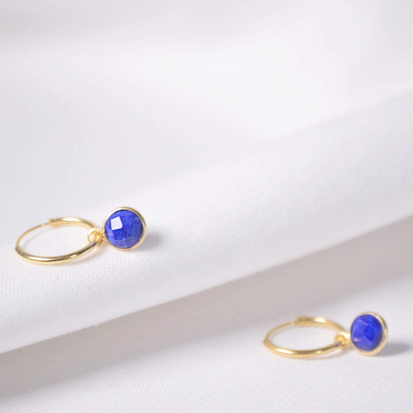 Kleine Creolen aus Lapislazuli