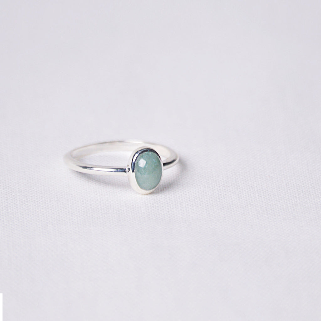 Zierlicher Ring aus echtem Jadestein