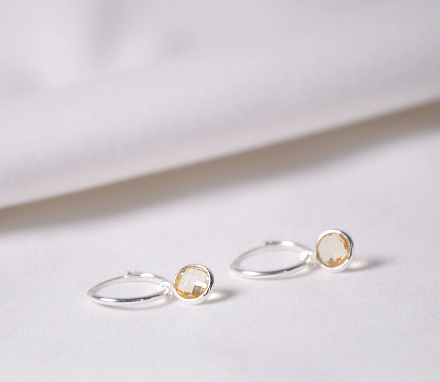 Minimalistisches, nachhaltiges Citrin Creolen-Set