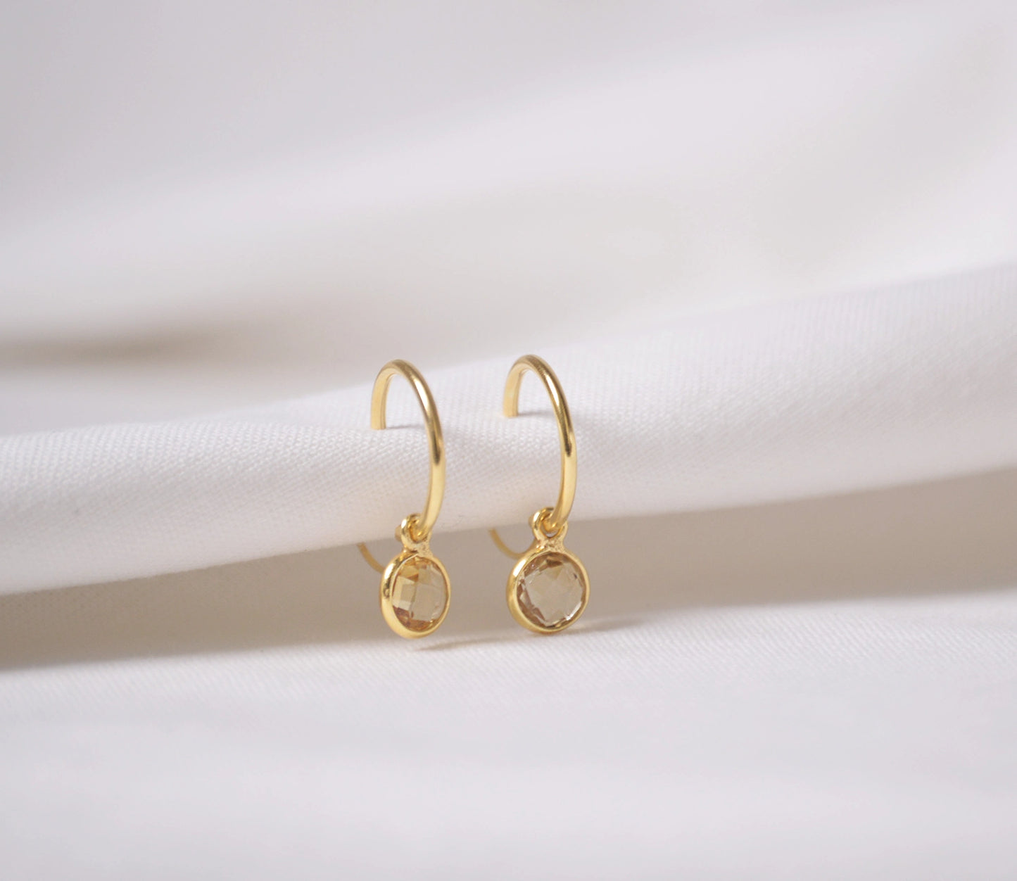 Minimalistisches, nachhaltiges Citrin Creolen-Set