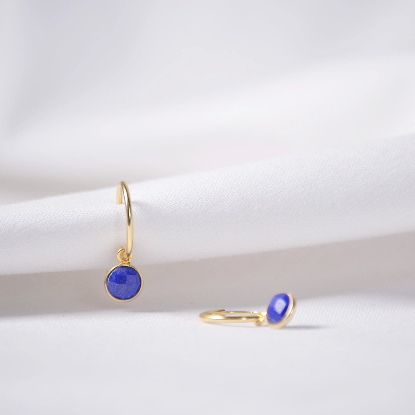 Kleine Creolen aus Lapislazuli